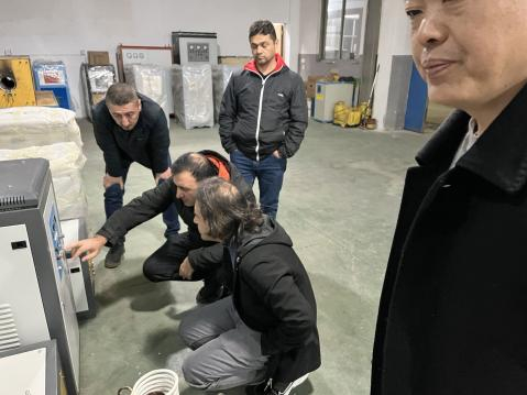 土耳其用戶前來(lái)考察 詳細(xì)了解軸承加熱器
