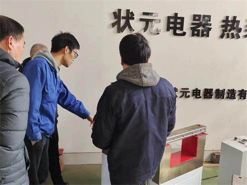 哈爾濱客戶前來(lái)考察中頻感應(yīng)加熱設(shè)備